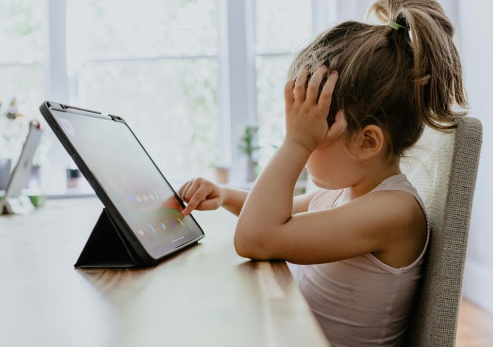 L’ús de pantalles en el desenvolupament infantil des d’un punt de vista neuropsicològic